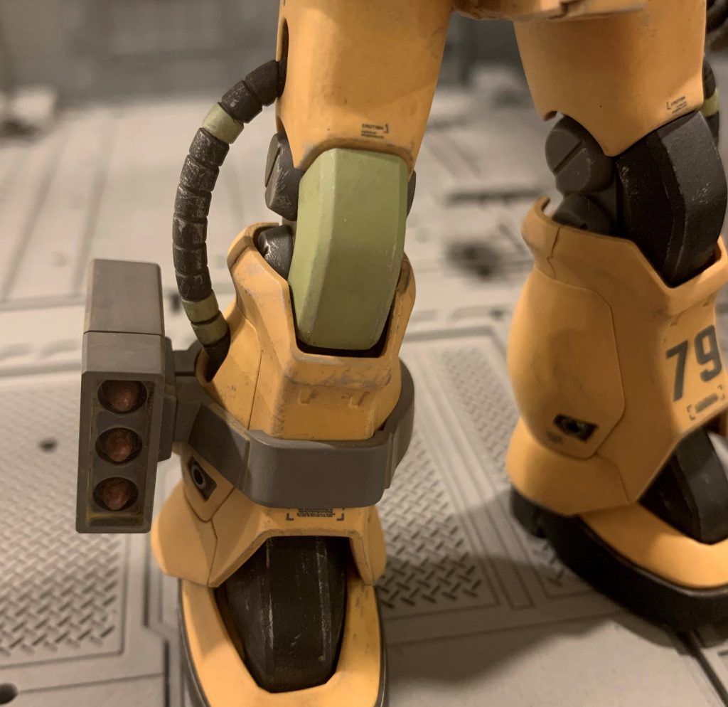 脚部動力パイプも岩場等でよくぶつけるので一部脱落交換、右ヒザアーマーもよく立膝をつくので損耗が激しく交換しています。交換した装甲は塗装する手間暇が無くノーマルカラーのままです。動力パイプはF2ザクは黒がノーマルカラーですが、ここは在庫豊富なJ型の物が流用されているという設定としました。
    +