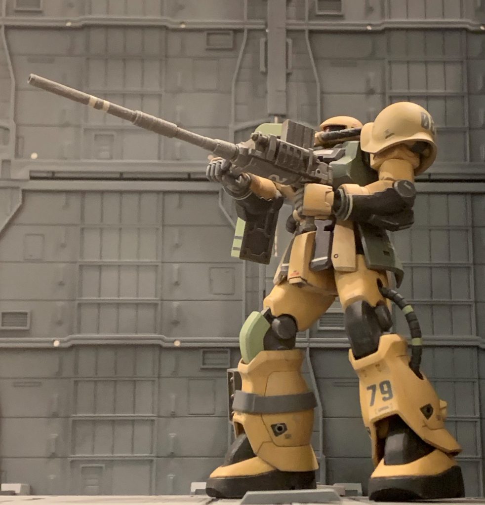 メイン武装はEXモデルのマゼラアタック付属のマゼラトップ砲を持たせました。実際の戦車砲や艦砲同様、砲弾は徹甲弾やHEAT弾、榴弾や対空信管付き等を戦況に合わせて選択していたはずだと妄想し、08小隊のトップ小隊のデル機が持っていたマゼラ砲のようにマガジン式にしました。1/6サイズのミリタリーフィギュアのM16マガジンを切って上部に接着しています。あとはモールド細かいのでちょっと部分塗装で塗り分けてみました。砲身のラインマークはマスキングしてスプレー塗装です。
    +