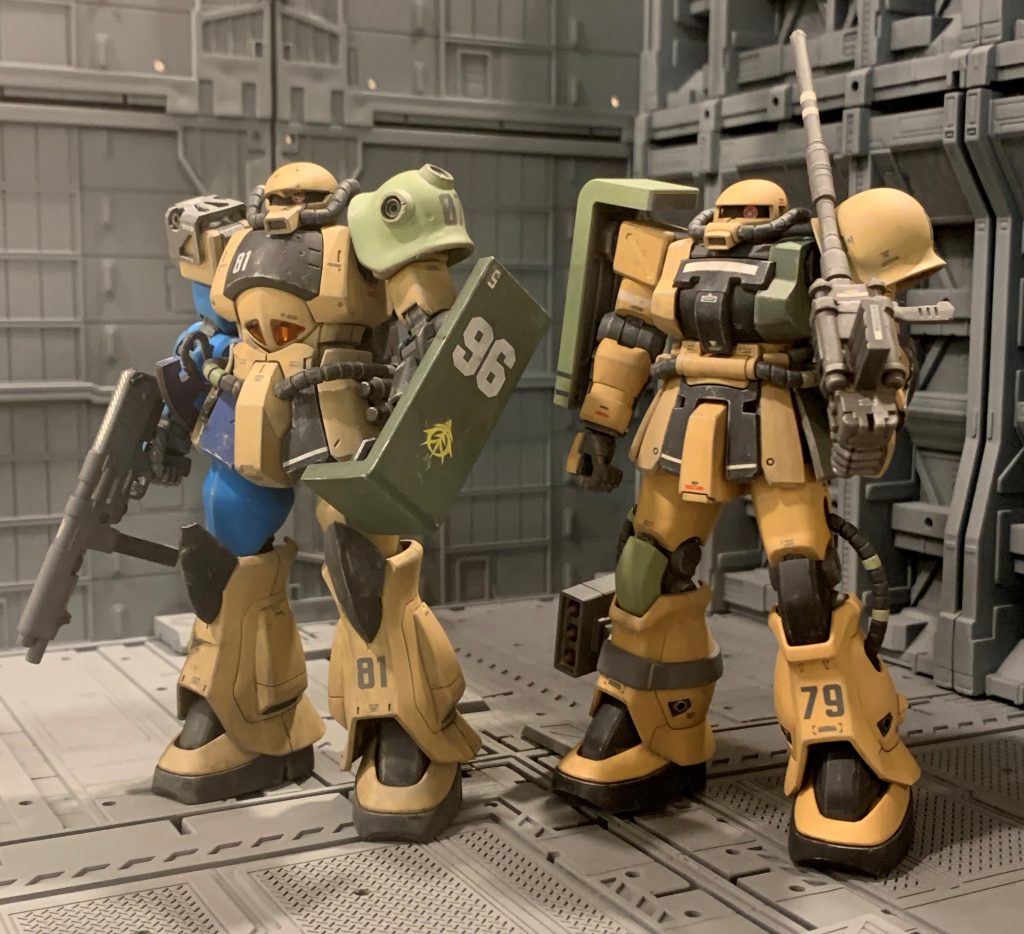 今回、ベースは連邦カラーの方で製作しました。黒い胸部装甲のみ白サフを吹き、他はサフ無しで塗装しました。サンドカラー部はクレオスのタンです。前回作ったグフは青い装甲にグレーサフを吹いた後、同じクレオスのタンで塗りましたが、暗さが全然違います。(塗装後のウォッシング塗料も2機同じ色です)淡い色はベース色をこんなに拾うんだという事を体感でき、いい勉強になりました。同じ部隊ですが配備時期が違い、先輩のグフはアフリカの厳しい気候に長時間晒され色褪せている、という妄想で色味が違うつじつまを合わせる事にします(笑)こうやって偶然の産物に後付け設定するのもまた一興ですね。ガンダム界は後付け設定の雨あられですしね(笑)同じカラーリングのMSを並べると統一感があって、一気に雰囲気が増しますね。この部隊シリーズはもう何機か拡充していこうと思います。最後までご覧いただきありがとうございました。
    +