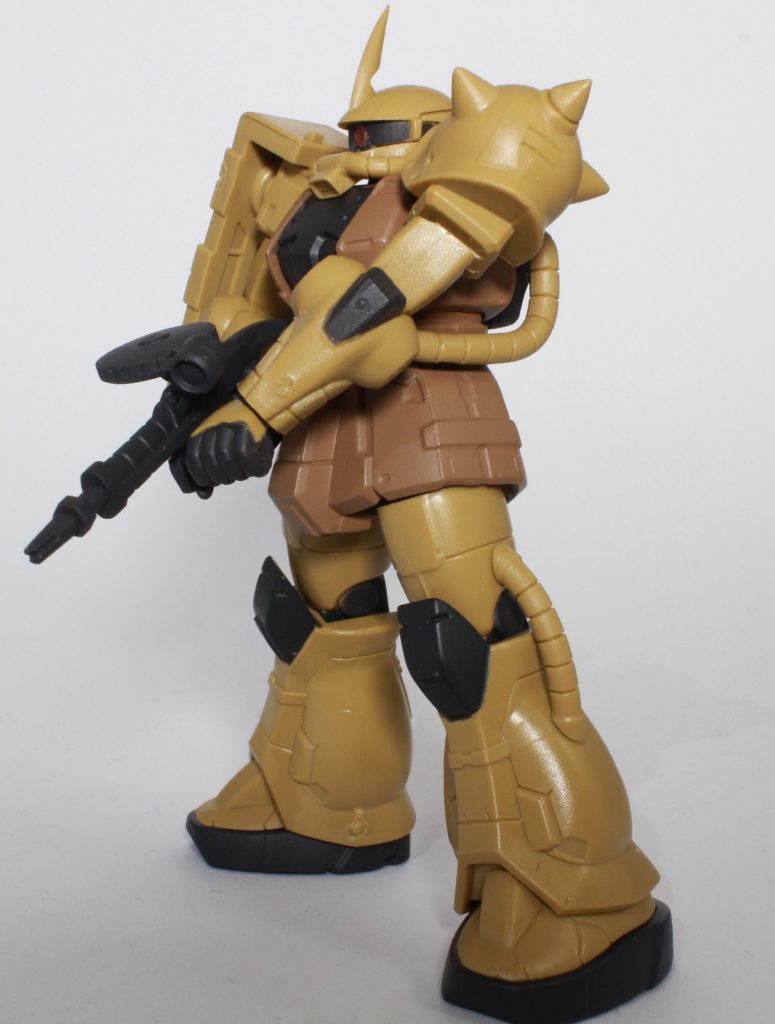 塗装前です。固定ポーズなのが男らしいですね!
好みは分かれるかも知れませんが、私的には結構好きなプロポーションです。
これで500円でモノアイが発光するなんてすごい!
素材は「硬めのゴム」っぽい感じです。