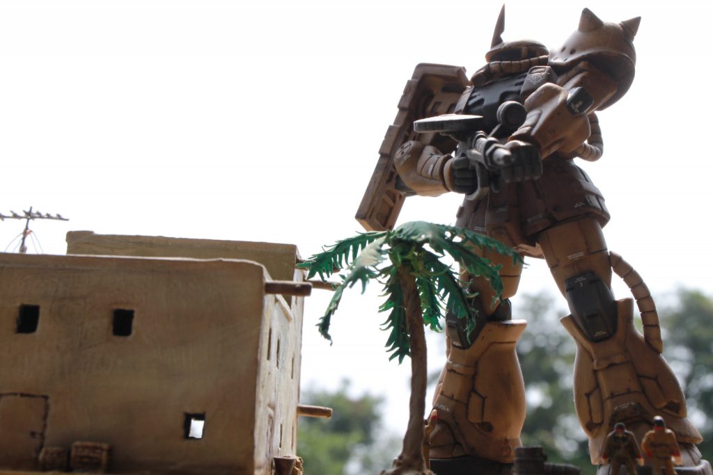 モノアイが発光するガチャポンの「アルティメットルミナス ザク」が、せっかくデザートカラーだったので、ジオラマで簡単に砂漠っぽい建物を作ってみました。