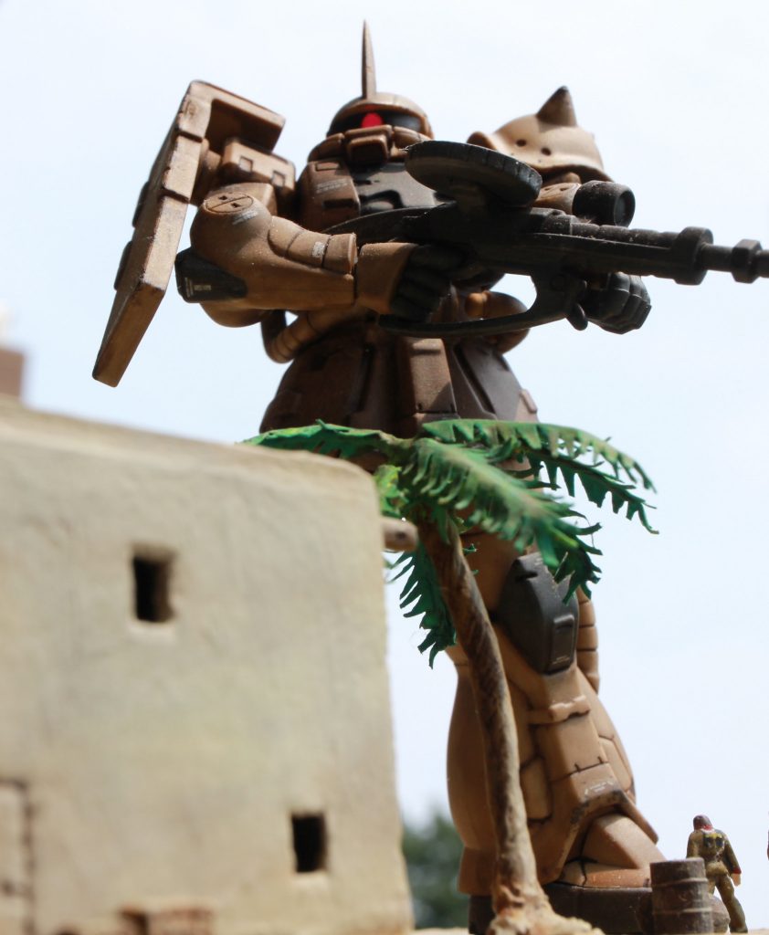 砂漠なので晴れた日に撮影しようと思ったら、逆光がすごくて…。
でも発光しているモノアイを目立つようにするには陰にしないといけなくて…と、撮影に試行錯誤しております。
あと、撮影では巨大なモビルスーツのスケール感を出したかったです。