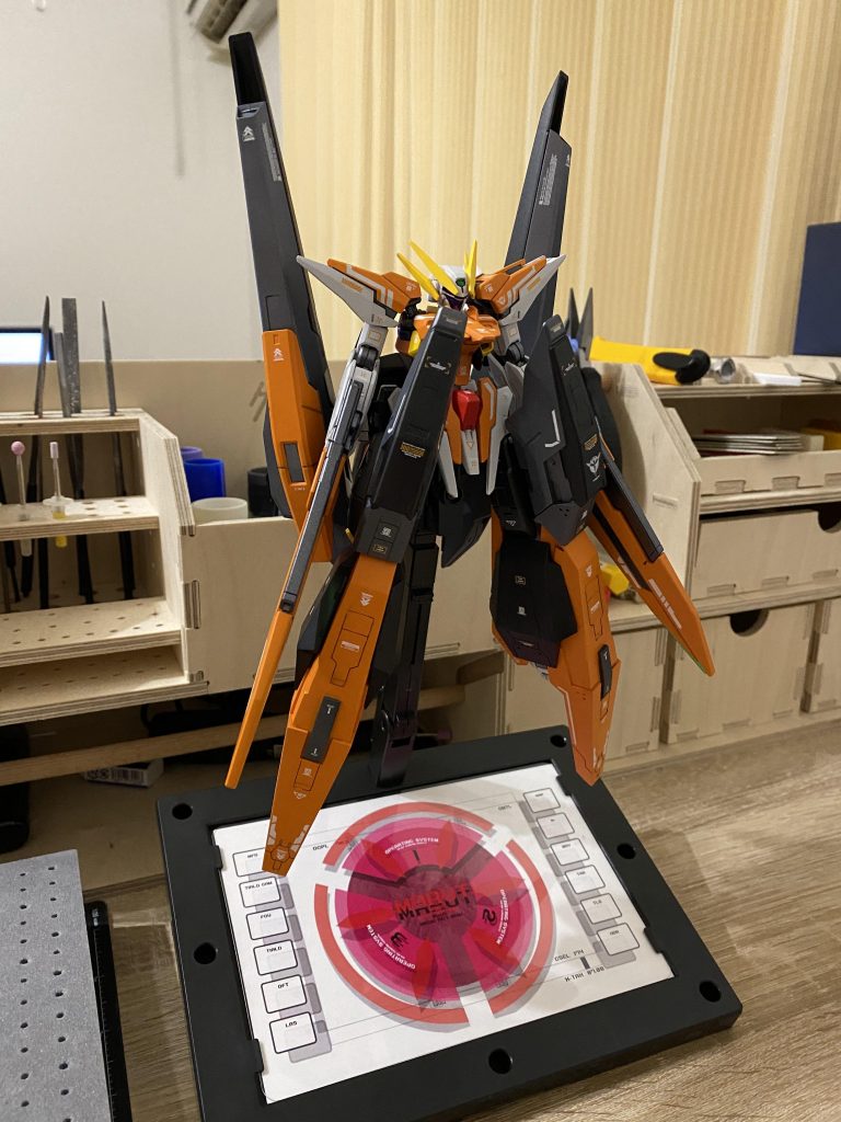 台座はアクションベース3に、自作したマルートモードのモニターグラフィックをプリントして貼り付けました。正直ハルート本体より台座の方が気に入っています。