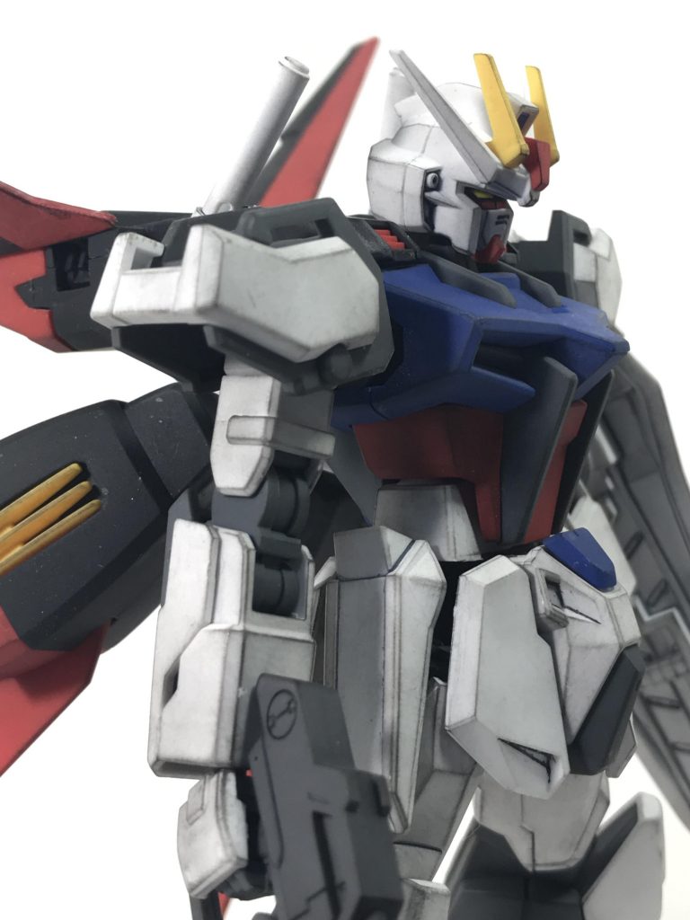 艶消しでトーンを整え、黒のパステルでエッジを強調。