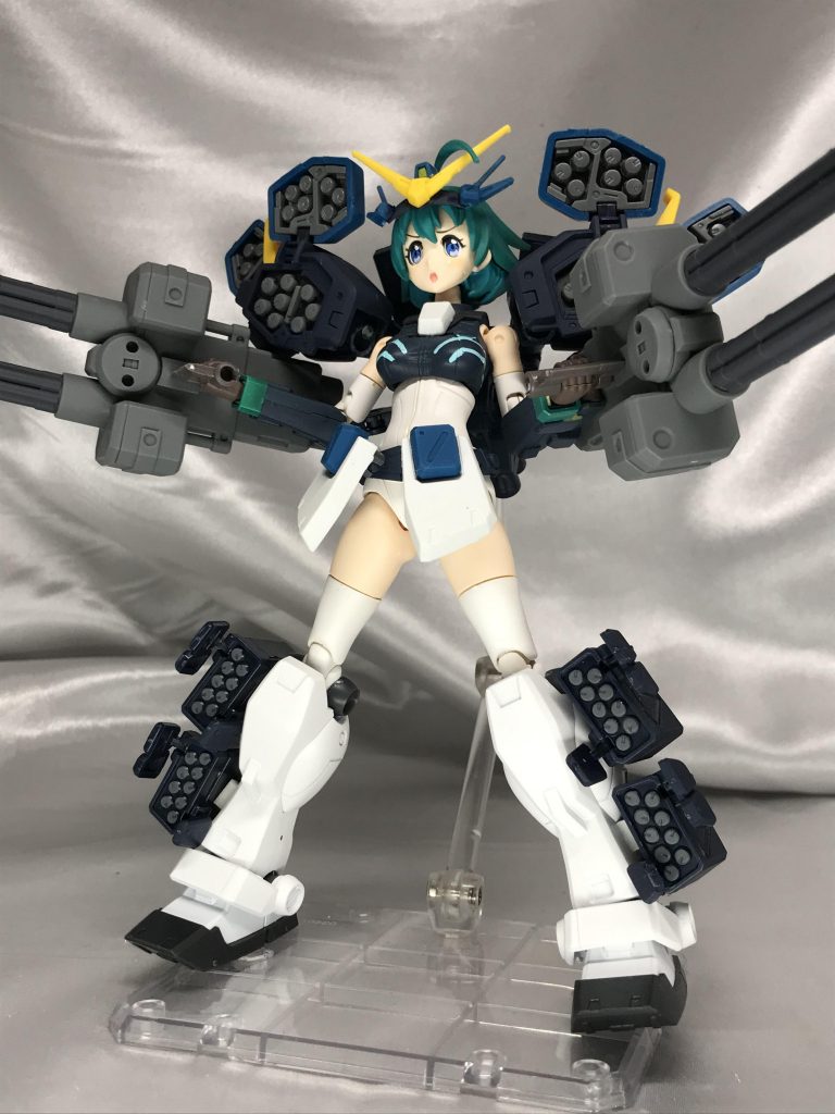 一番の魅力、フルバースト。
胸部ガトリングを再現できなかったのが悔やまれます。
肩アーマー、両手のツインガトリングは背中のバックパックからアームを伸ばして保持しているので、ナミさんの腕でもしっかり武器を構えられます。
徳に肩に恩恵が大きく、気持ちよく動かせます。