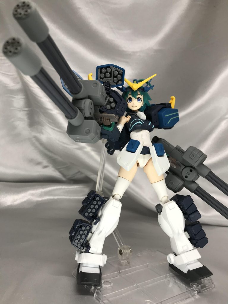 当初は1/144を使ってスマートなヘビーアムズにしようと思ってたんですが、
全身火薬庫のヘビーアームズをスマートにしていいものか、と思い
使用キットを1/100に変更、ナミさんが武器に埋まるようなイメージで盛りました。