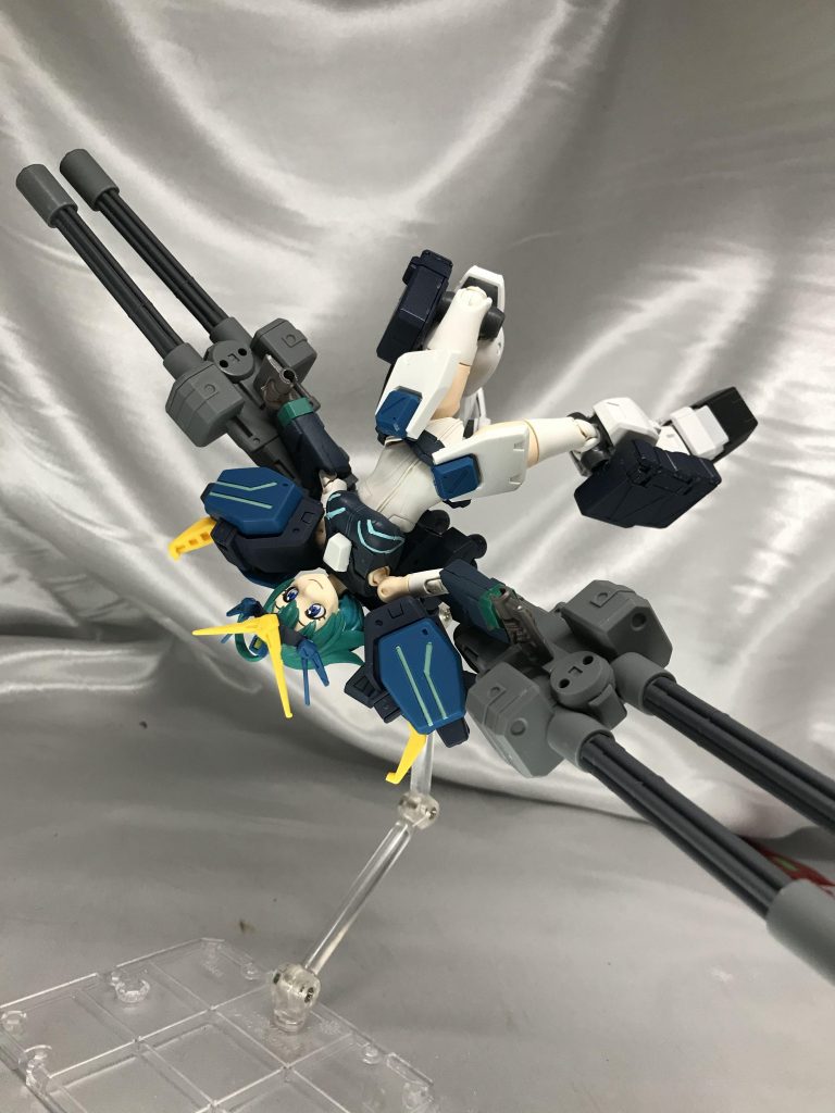 頬にピエロ絵を描こうか迷いましたが、画力の関係で安定の断念。
特徴的な武器、装備のみ盛っているので、意外と身軽です。
大昔に発売したキットとは思えないくらいキットとして優秀でした。