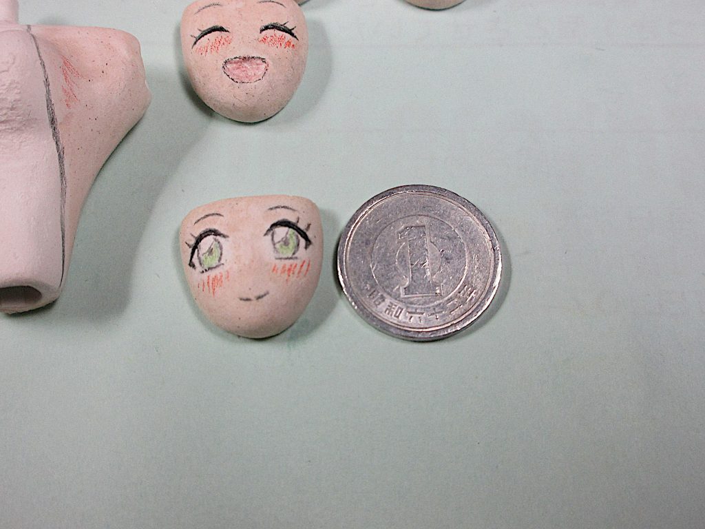 １円玉と顔パーツのサイズ比較。
この小ささで造れるようになるまで結構時間掛かりました。