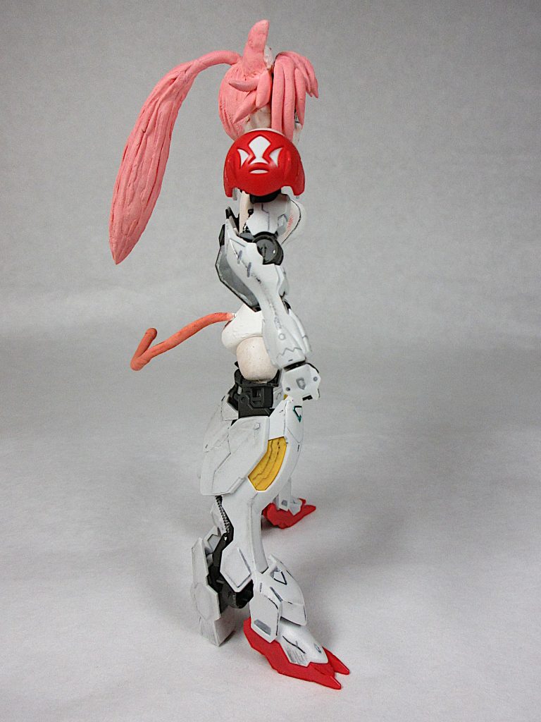 [Side]
骨組みを石粉粘土で覆って頭部・胴部・腰部・
大腿部上部を作製。
今まで使っていた顔パーツよりワンサイズ小さい
新規顔パーツを４枚作製。
髪の毛・尻尾など各デティール作製。