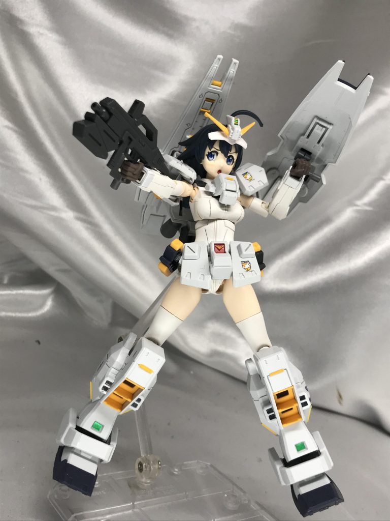 アクションポーズ。組み換えを意識してるのでスカートと胸部アーマー、頭部バイザー、バックパックは簡単に着脱できるようにしています。元々結構色分け激しいキットなので、筆で細かい部分を塗って情報量を上げていく作業が気持ちよくて楽しかったです。