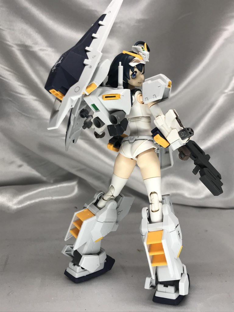 何がいいって何と組み替えてもナミさんが可愛いってことなんです(盲目オレンジイエローの部分塗装はめっちゃ映えるので作ってて楽しいです。シールドブースターはキットと同じく背中に装備可能です。