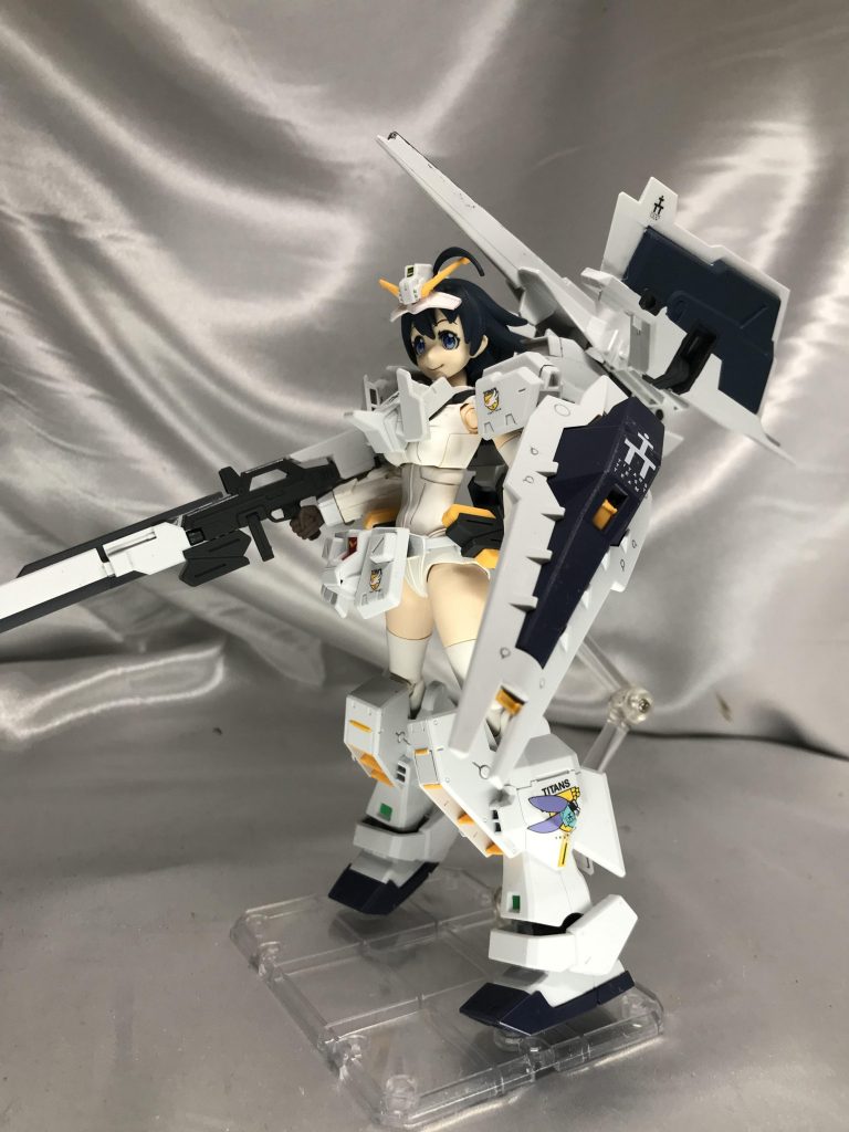 AoZといえば個人的にはコレ。フルドド装備のヘイズルラー。バックパックの構造はそのまま移植しているので装備可能です。姿が派手になるのはもちろん、取り回しよさそうなビームライフルが長大に変わるのが好きです。胸部装甲はそのまま付けられないので、上下反転と切りつめでコンパクトに。