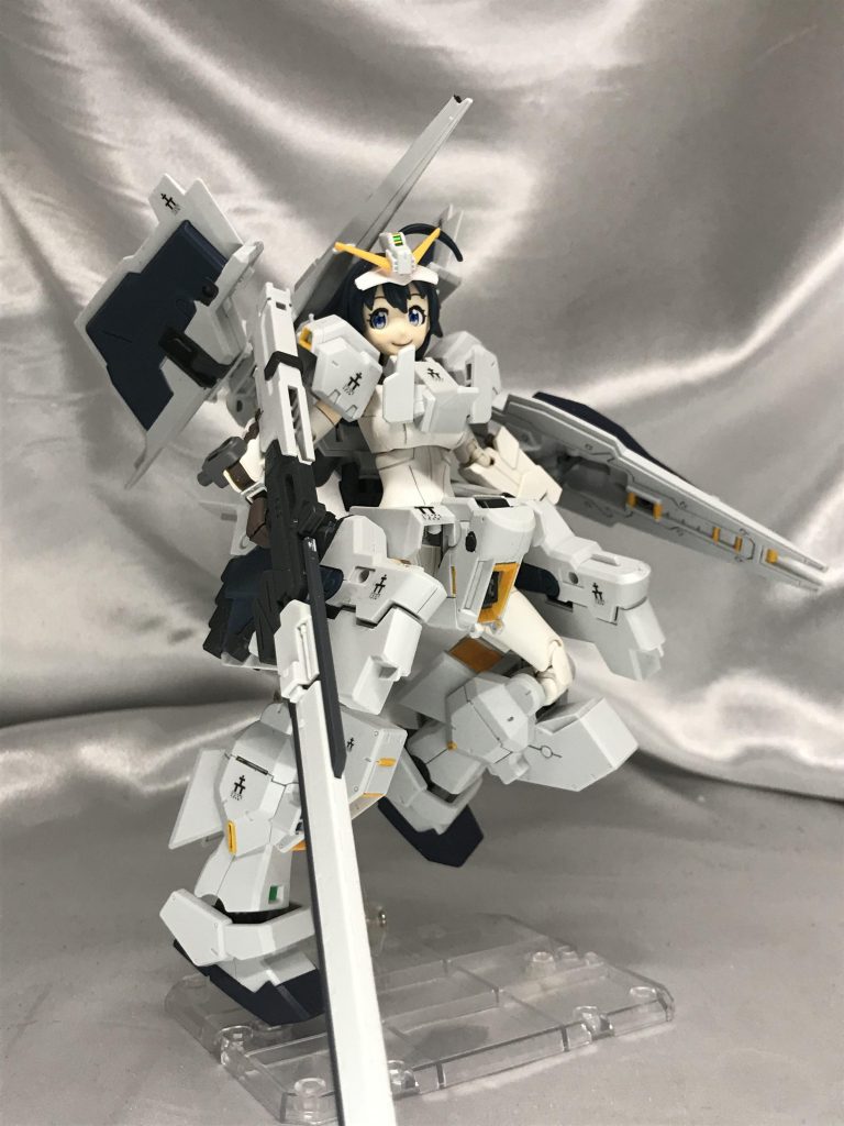 そしてヘイズルラー第二形態!この姿がめっちゃ好きです。腰アーマーも共通規格で着脱できるので、もちろん装備可能です。