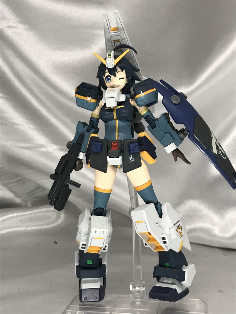 ティターンズカラー一色じゃないこの特殊なカラー配置いいですよね。オレンジのラインが入るだけでこうも印象変わるんですね。これぞAoZ色。ナミさんの組み込みはかなり楽でした。スカート回りは換装を見越して切り詰めたので、苦労したのはそこくらいです。