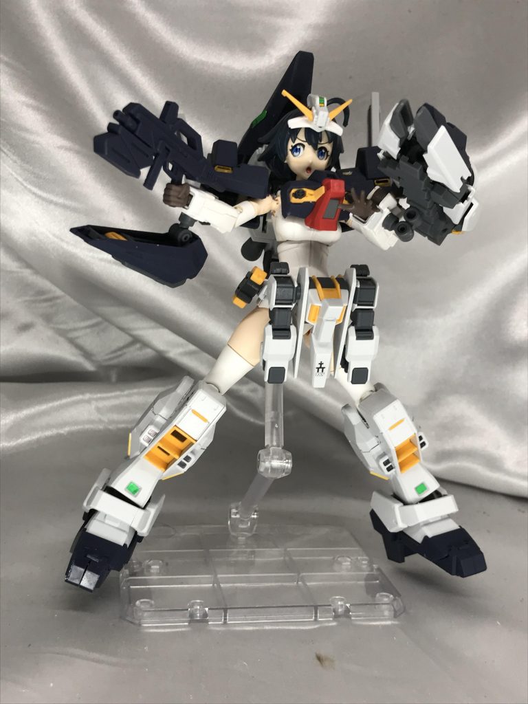 装甲の間から見える太ももが好きなんです。シールドカノンは今回ブレードを外し、取り回しやすいような形状にしました。シンプルに見えますが、詰まってる感があって、満足感物凄いキットです。