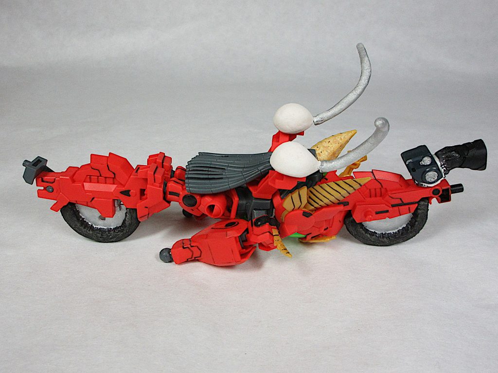 [Side B]
髪の毛をシートに、
シールド持ち手をタンデムグリップに見立ててみました。
塗装は全てアクリジョン筆塗り部分塗装。
最後はつや消しを吹いて仕上げました。