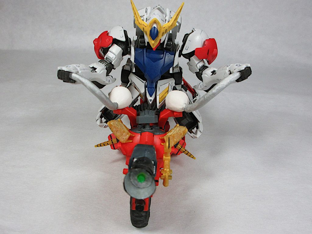 [Front]
ヴァルキランダーの組み換えバリエーションとして
追加パーツを造ってバイク風にしてみました。
作業内容ですが、
まず前・後輪の接続部をプラ板で作製。
ホイール部分作製。
タイヤを樹脂粘土で作製。