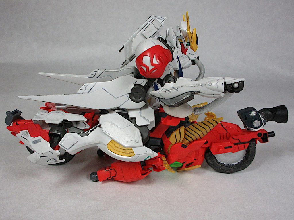 [Side A]
ヘッドライト兼ダットサイトを
プラ板・ジャンクパーツなどで作製。
ハンドル部分を作製。