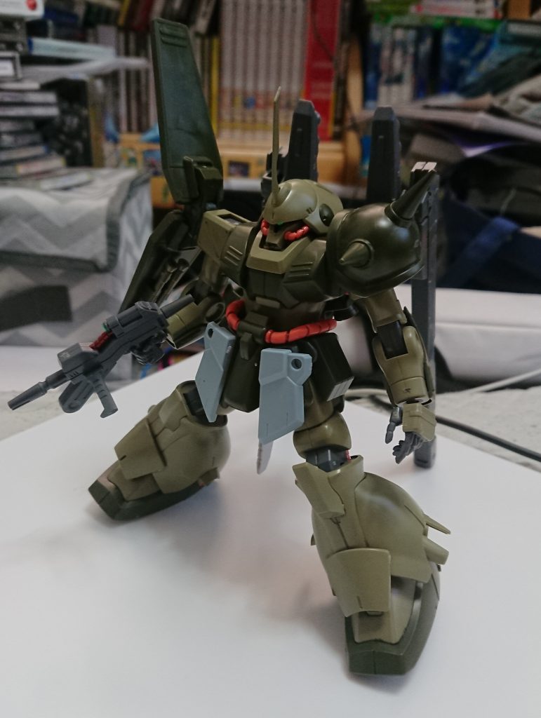 ライトニングガンダムのフロントアーマーを加工したものをマラサイのフロントアーマーに取り付け、バックパックにはギラズールのバックパックの凸をカットしたものとMSGレイジングブースターのスラスター部分を接着剤で接続。そして、MSGプロペラントタンク角を取り付けております。リアアーマーにはHWS&SV CUSTOM WEAPON SETのパーツを接着しました。
+