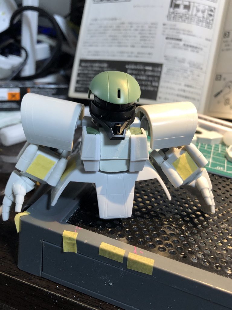 旧キットの胸パーツをSDCSザクの胸に接着して中央はパテで整形しています