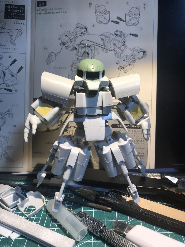 又の所がスカスカに見えるので旧キットの太ももパーツを飾りで追加しています