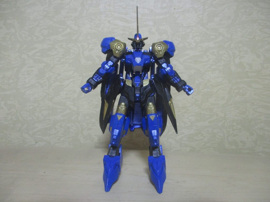 正面
目指したのは「ヴィダール」風のカラーで、差し色に金を使い、フレームはメタリックヴァイオレットで塗っています。