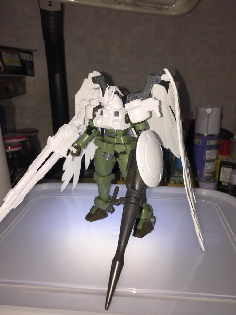 最新のリーオーと旧キットの1/144「トールギスⅢ」と「ウィンガンダムゼロカスタム」のサンコイチで作成。右腕のガンを持たせると右に傾いてしまうので、左腕に槍を装備、トールギスフリューゲルも似たような槍持ってるので、丁度いいかな、と思った次第。
