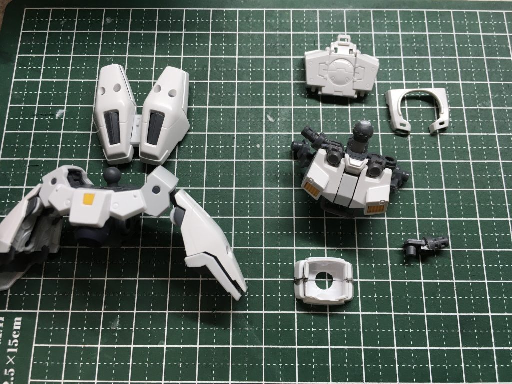 腰と胸はバニラですが、腹部は旧キットのものを短縮して使用。いかり肩になるように肩の軸は斜めにしました。