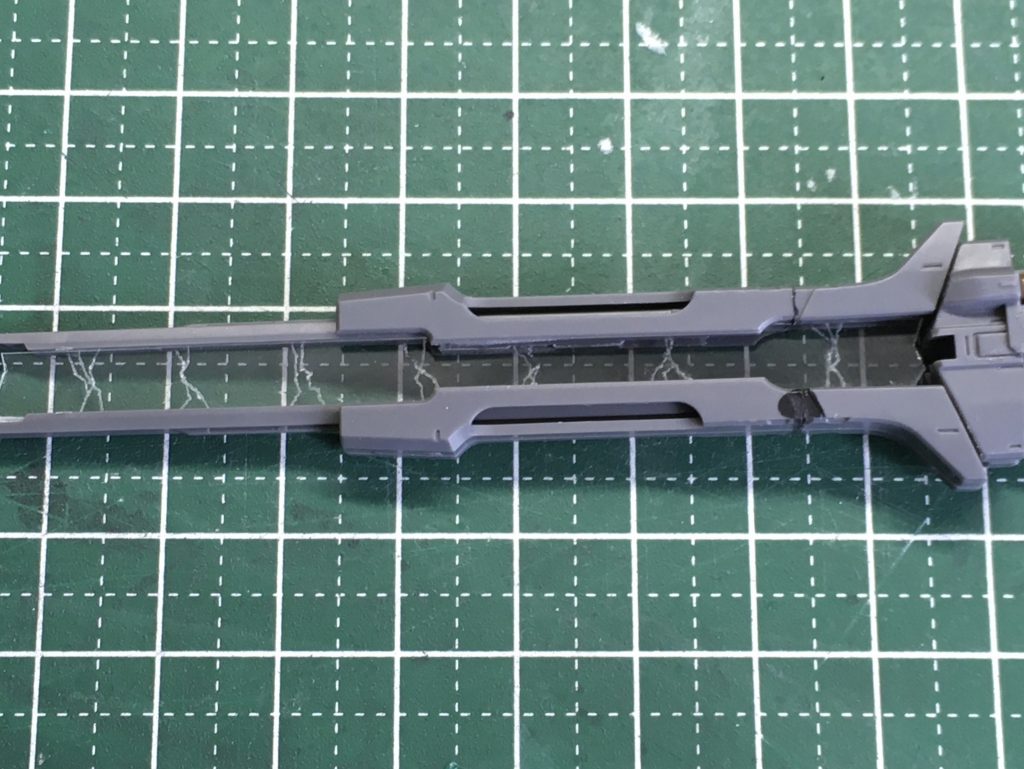 0.4mm透明プラ板にデザインナイフで傷をつけて自作しました。