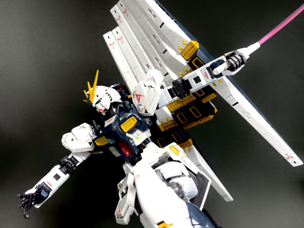 ↑↓初代ガンダムのポーズをνガンダムに取らせるのが個人的に刺さります。