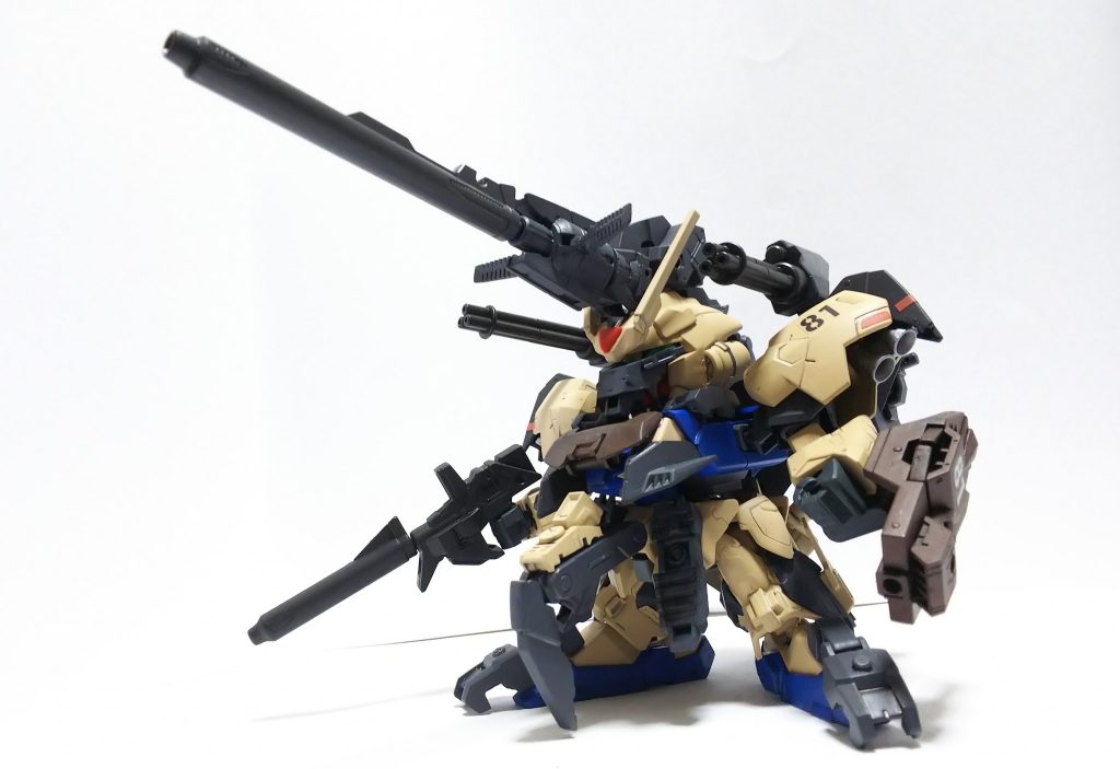 長距離射撃用のロングバレル装備時胸のパーツがせり上がり、発射形態になるロングバレルは熱量に耐えきれない為、基本使い捨てである
    +