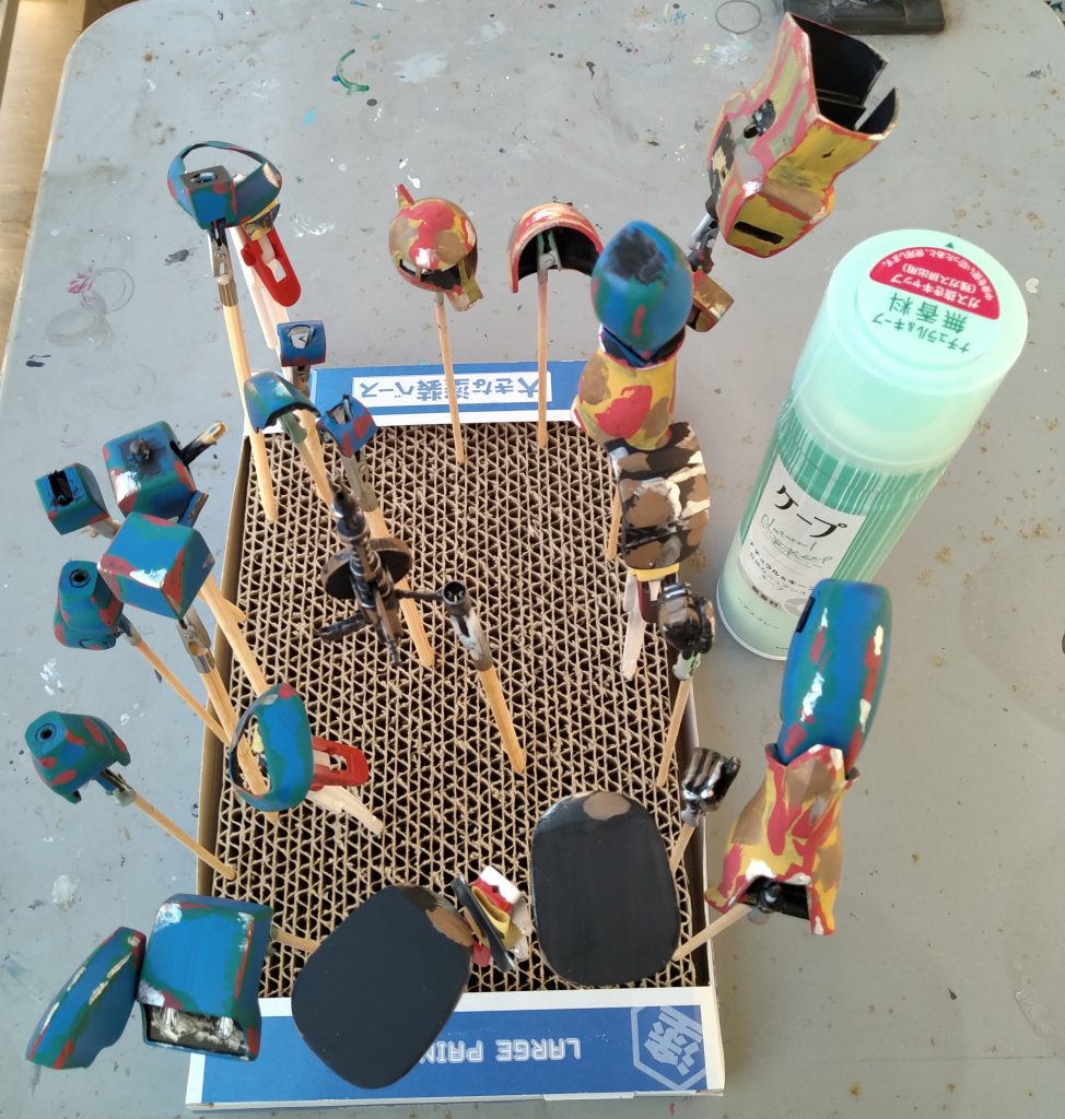 アクリジョンで下地筆塗りをしたところ。このあとケープをスプレーして、上塗りは水性アクリルで筆塗り(茶はタミヤ 青はクレオス)。厚いせいか、時間を空けすぎたのか、あまり旨くはがれず。。
    +