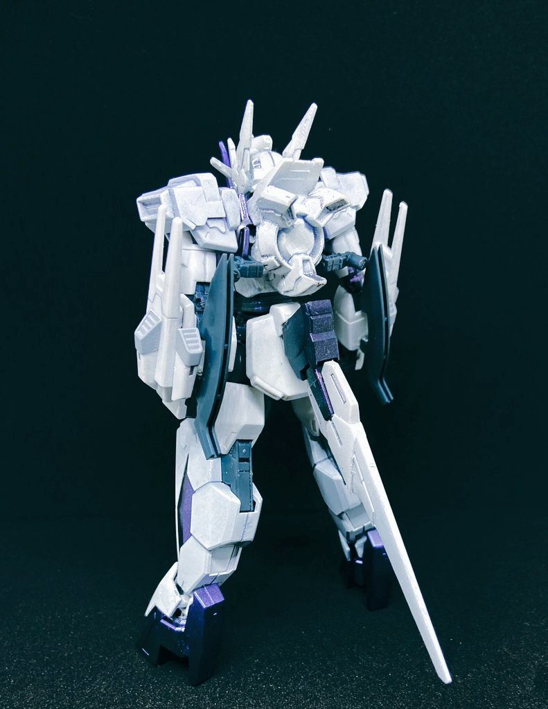 背部には・スリースラスター型GNドライヴ・有線式テイルブレード・ウェポンラック接続肢
    +