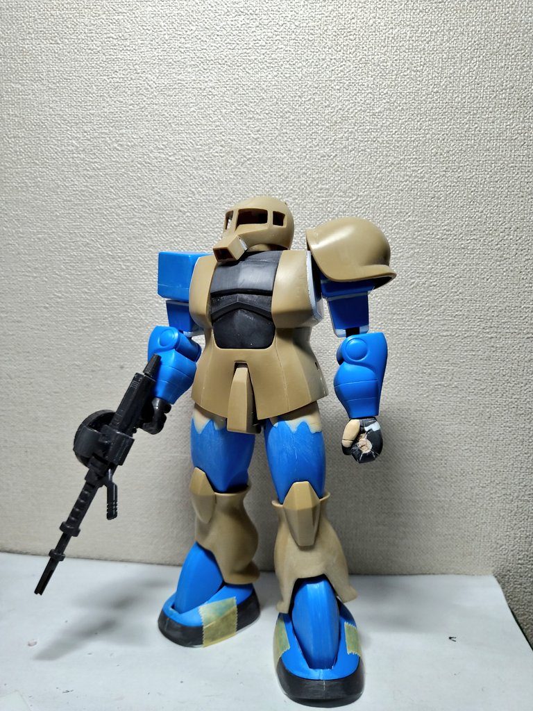 改造終わりの画像。頭は口を角度変更、胸は正面からみてハの字にカットすると共に上からみてもハのじにカットして胸をはるように。股関節新造して、取り付け軸は下げました。その影響でモモは上が細くなってるのでエポパテ盛り付け。足裏は底面をカットしてプラ板で平面に。甲を別パーツ化。左手親指をエポパテで作りました。
    +