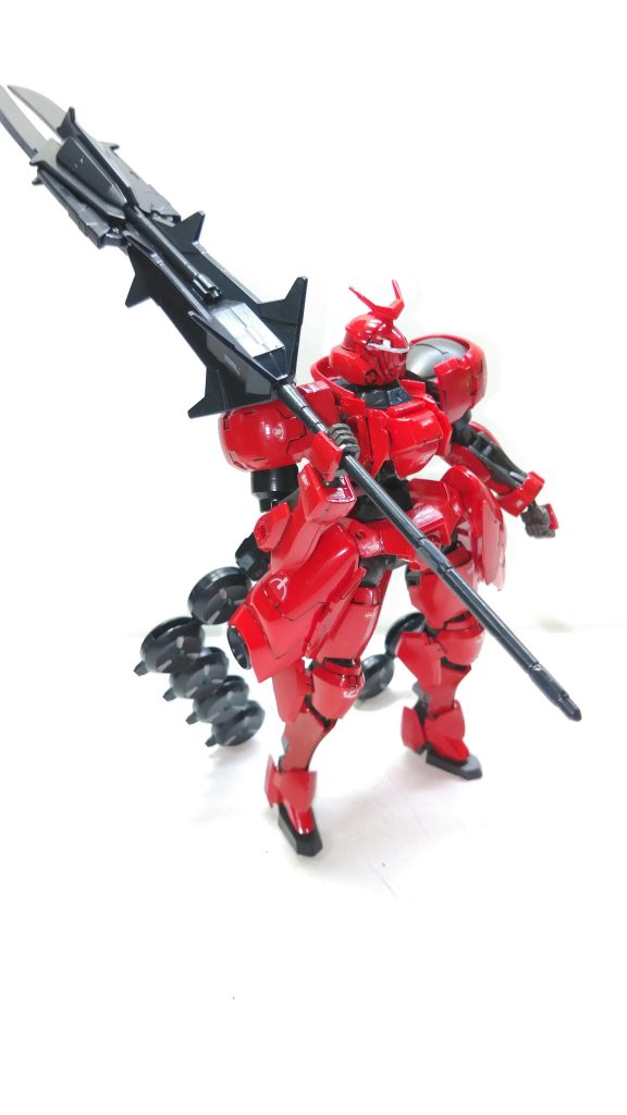 カルタの駆る紅蓮(グレン)
超大型メイスと腰背部のアクティブディフェンダーによる接近戦を得意とする機体。