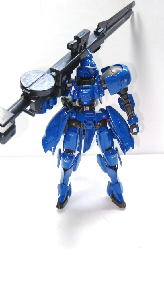 ガエリオの駆る蒼天(ソウテン)
ブレードとレールガンを組み合わせた、巨大なトンデモ武器。