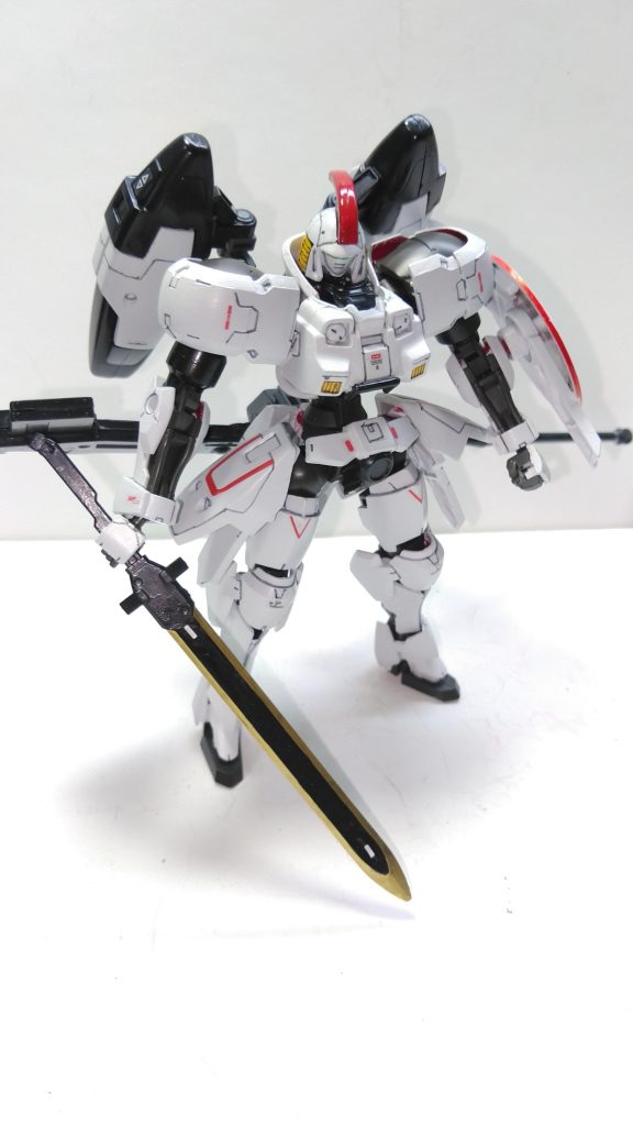 マクギリスの駆る白夜(ビャクヤ)
大型バーニアによる高速戦闘に重点を置き、遠距離においても大型ライフルを使用することで対応可能なオールマイティーな機体。