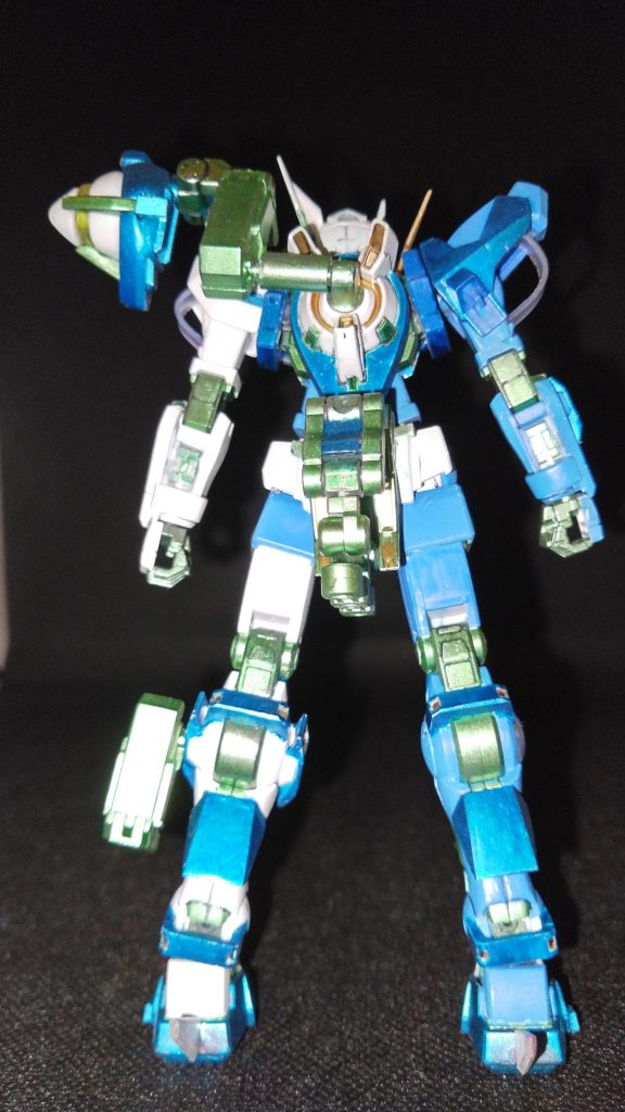 アストレアのスリースラスター型GNドライブ中央より稼働軸によりエクシアのコーン型GNドライブを直結。腰のフレキシブルアーム(折り畳み状態)に様々なオプションが取付可能。(3㎜穴+イリジウム磁石)