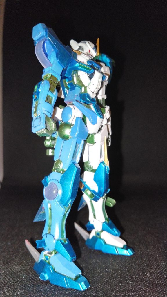 GNフラッグに潰された右目は修復のついでに強化改修。眼帯状の多機能レンズを追加した設定。太股付根を延長して回転軸を仕込み脚の稼働範囲を拡大。脹ら脛にスラスターを追加し機動力も増してるつもり(´・ω・`)