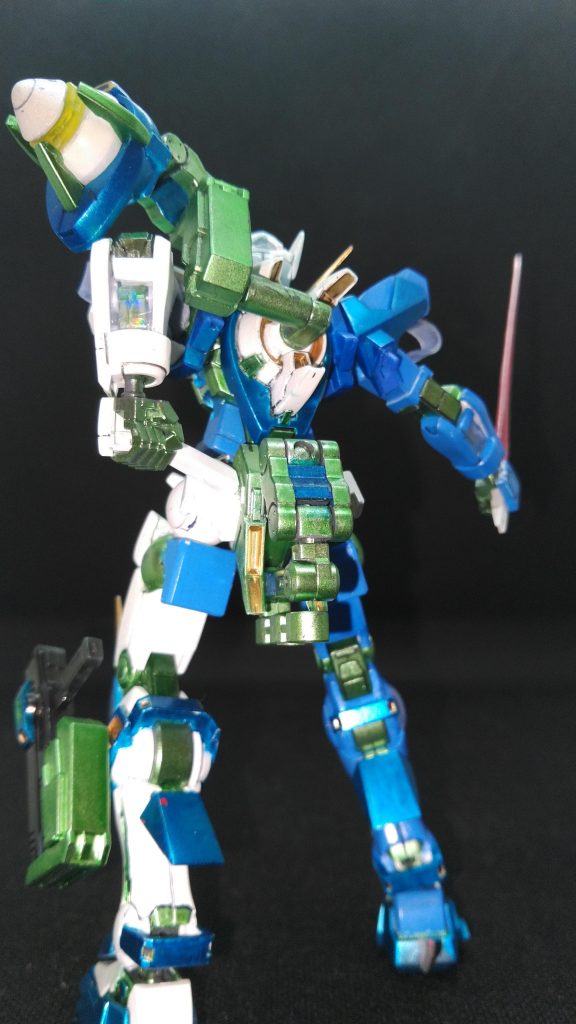 GNビームサーベル腰に二本、シールド裏に二本、右肩後ろに一本の収納場所があるが所持本数は４本。ジャンクなビーム刀身の付根を加工し展開状態を再現。HGのビームサーベルは白成形色一体型だったからなぁ･･･