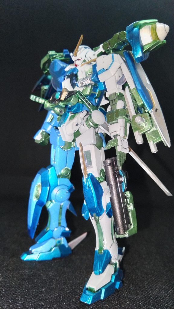 フル装備状態前面左膝の突起はGNナイフ。膝蹴りしながら使います。フレキシブルアームを正面に回してGNショットファングを取り付ければライダーベルトに♪ヽ(´▽｀)/