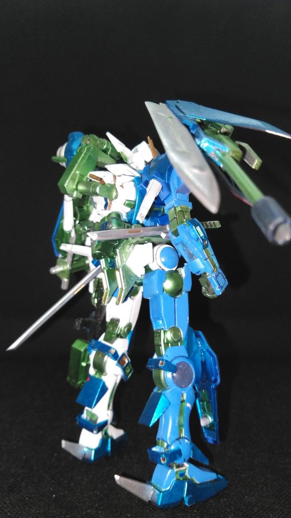 フル装備状態背面GNスピアーは折り畳んで右肩ハードポイント(3㎜穴)へ懸架。脚部のGNケーブルラインはクリアレジンで表現したけど写真じゃ判らなーい(TДT)