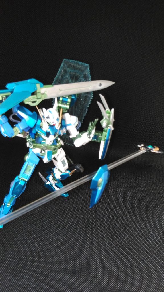 GNシールドビット　GNショットファングイリジウム磁石にて本体へ取付。一基ずつなのは乱れ撃てる程の腕が多分ないから(笑)両肩上部、腕部コンデンサ、両膝、両足コンデンサ、腰部フレキシブルアーム、コーン型スラスターに取付可能。磁石は便利♪ヽ(´▽｀)/GNシールドビットはGNソードのコンデンサ搭載型なので長持ちしてくれると信じてます(笑)