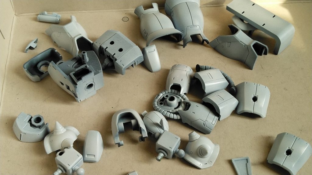 ホワイトオーガーの重厚感ある白を再現するために、
下地でガンプラブラック
その後にニューホワイトを2回重ね塗りするというくっそ手間のかかる塗り方でやってみました。
時間はかかったけど、いい色になったので満足