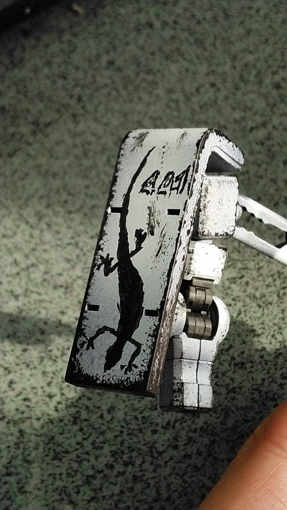 チッピングとマークと部隊番号の塗装
筆で描いてみたけどなかなか難しい
マークはそれっぽくなったけど、
数字の中抜きがかなり難しい