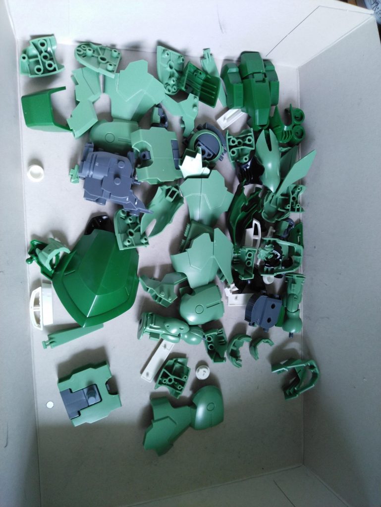 黒で塗装するパーツ(本体部分)ガンダムマーカー(ブラック)が3本消えた