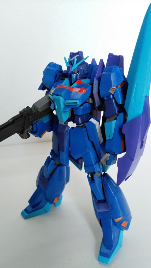 写真だとよくわかりませんが、目も赤紫色に変えています。
ヘルメットのバイザーの色ですね。