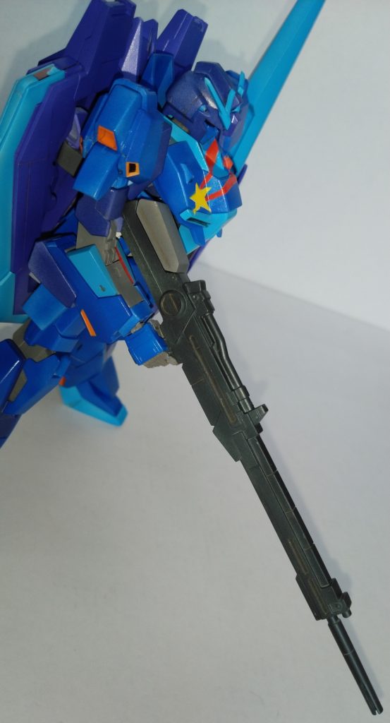 ライフルはデルタプラスのものを加工して持たせています。
設定的には後にデルタプラスに制式採用されるライフルの試作型というところでしょうか。
そのため、エネルギーパックはゼータやマーク2のものと共通です。