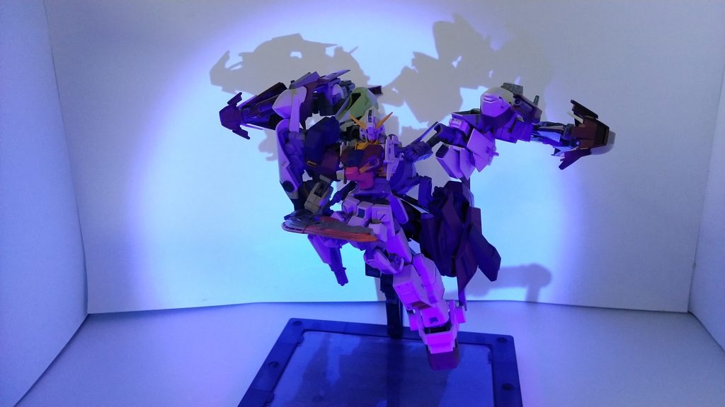 第109改「ラストミッションX：GBN Weapons」GBNには、誰にも真似できない「武装」がある。～ハイゼンスレイ・マテウスのコックピット～「ラストミッション」前々回はこちらね。ともかく、サラハチ救出ミッションは難航中。ギラーガ・コカトリスがパワーアップして出てきて･･･こっちの戦力は半壊状態。あたしがアドバンスド・フルドドで潜るしかないんだけれど･･･ええい、ままよ。まだテストもしてない、マテウス用最終武装を試すしかなくなった。ま、この時のために持ってきたんだものね。シュナイデを驚かせる目的は達成できるでしょ。それと、あいつを倒すには・・・！･･･シュナイデ！ランス･･･まだ持ってる？あたしに考えがあるんだけど。～ある、使えるが･･･トランザムクラスの加速でなければ通らんぞ！～･･･トランザム。ご名答よ、シュナイデ。マテウスは、シュナイデ。あなたを４回驚かせるためのガンプラでしょ・・・？キルシュ！ヒロトの剣、まだ持ってるわね？それも貸して。･･･あれを、殺しきる！来てよ、バッカス！ドッキングモード、酔ってけ・・・！鬼トランザム！！！ 