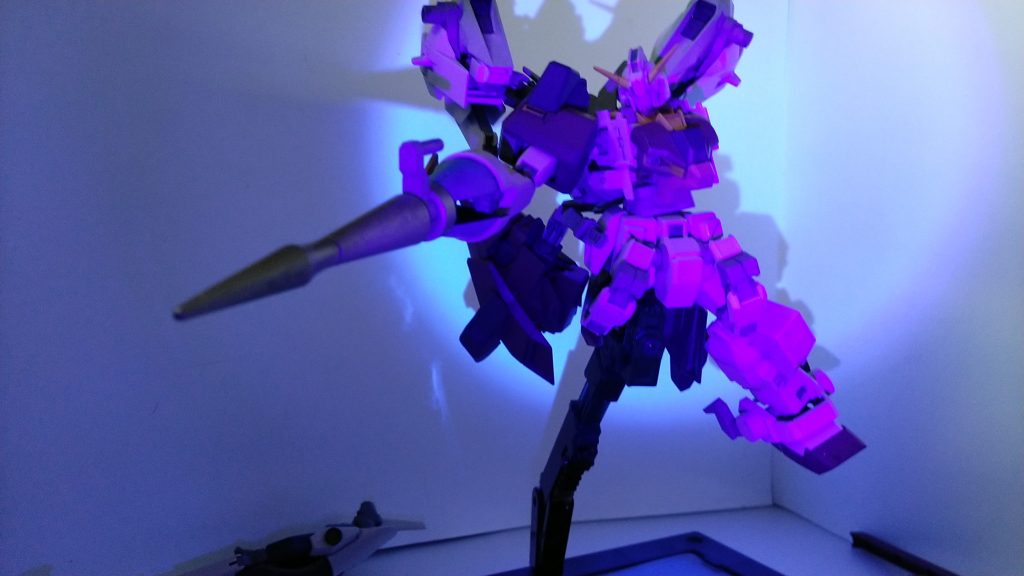 ～後に、ダイバー・ミオ・シリウスが記す～「惑星エルドラ事件」は、薄氷ながら･･･GBN側の勝利に終わりました。私達のラストミッション、サラハチ救出ミッションについても･･･はい、達成されたのです。GBNはロールバックされ、「ヒトツメ」の脅威はなくなり、アルスは･･･えっと、それはまだこれからでしたっけ。調査がどうとかで。サラハチ救出ミッションの最終局面。私は、凄まじい物を見ました。アルザスさんのマテウスが、増加ブースターユニットを装備してトランザム。いえ･･･「鬼トランザム」したのです。狙った相手一機に目標を絞り、高速戦闘でたたみかける。GBNトップダイバーのオーガさんの模造品とも言えるそれを、アルザスさんは使いこなしていました。ヒロトさんが製作した武装、そしてシュナイデさんのランスを、全身をぼろぼろにしながらギラーガ・コカトリスに次々とたたき込んでいったのです。私はこの時、確信しました。仮に、GBNにどんな敵が現れようと、私達ダイバー･･･惑星・エルドラでは「ガンプラの民」って呼ばれているんでしたっけ･･･は必ずこれを打ち破るはずだと。全てのダイバーは、「武装」を持っている。それは、「思い」の積み重なった「叡智」。「想像力」ー 